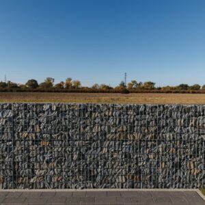 kırma-taş-sabit-örgü-çit-yapımı-doğal-taş-kırma-taş-granit-min crushed-stone-is-fixed-mesh-fence-made-natural-stone-crushed-stone-granite-min