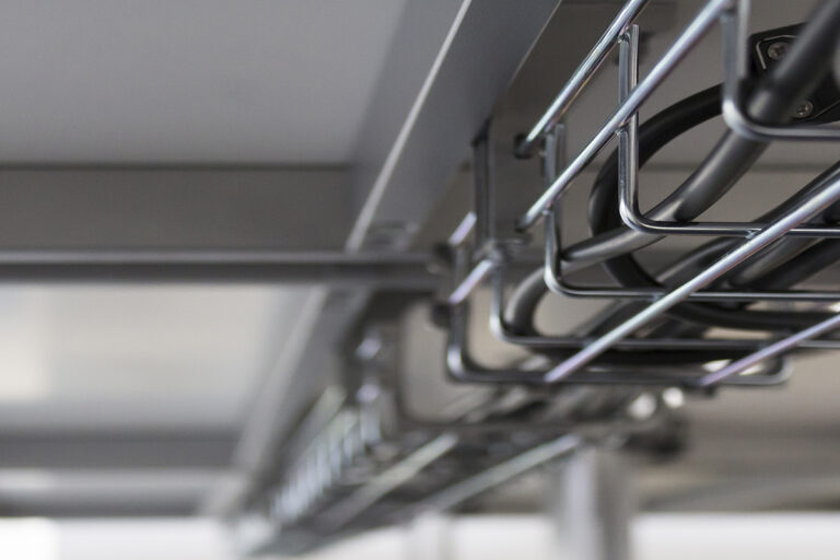 Ofiste masanın altına monte edilmiş metal kablo kanalı