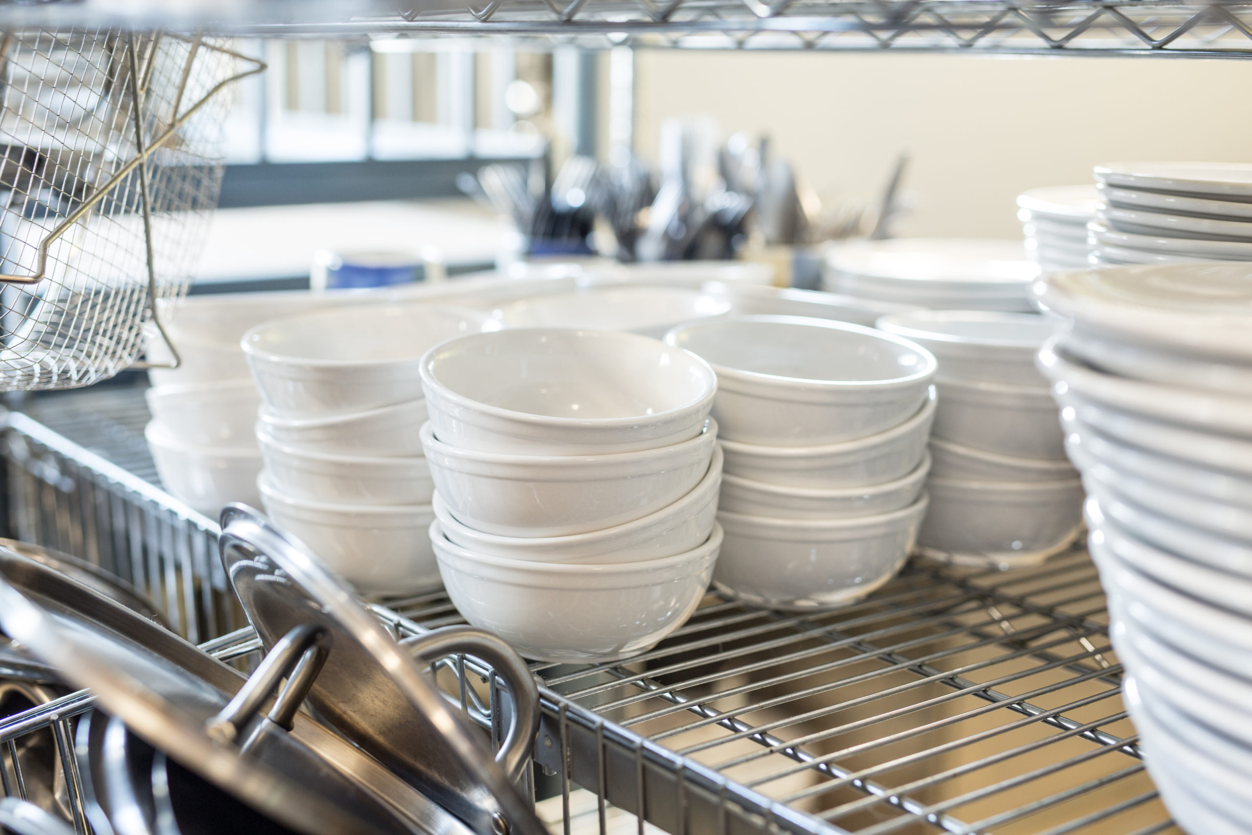 wire-shelving-in-kitchen-scaled